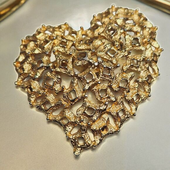 Vtg Gold Tone Heart Brooch Intricate Ornate Pin Unique Love Geometric Textured - Picture 10 of 10